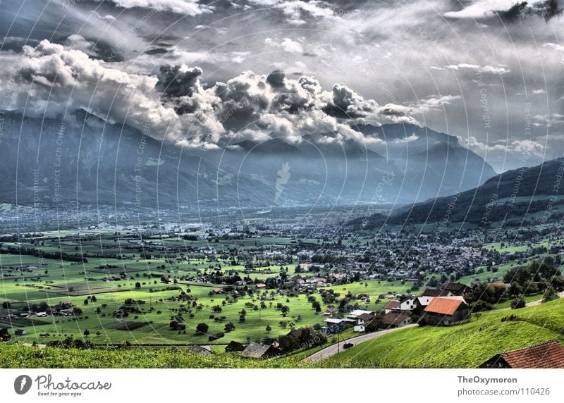 Tal in HDR Wolken Wiese ländlich Weide Schweiz Liechtenstein Gras Hügel Fototechnik Himmel Landschaft ultrahoher Kontrast Berge u. Gebirge Natur Farbe Aussicht