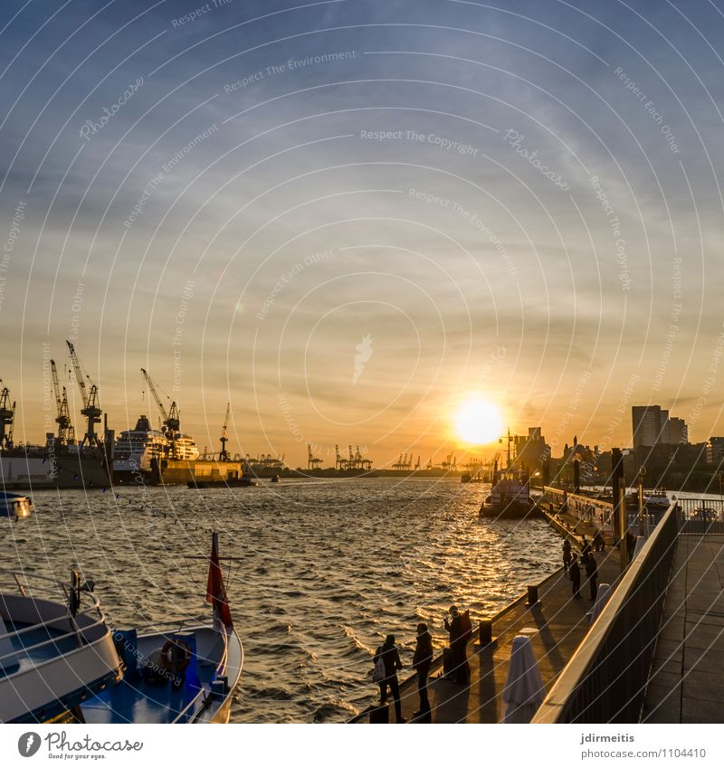 Landungsbrücken Ferien & Urlaub & Reisen Tourismus Ausflug Sightseeing Städtereise Kreuzfahrt Sommer Sonne Umwelt Landschaft Schönes Wetter Flussufer Hamburg