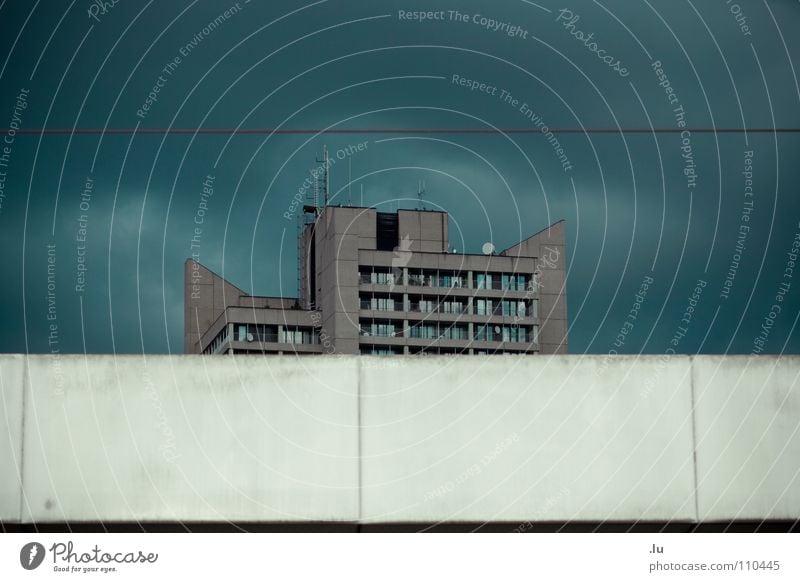 _ grau sehen Antenne Haus Wohnung Wohnhochhaus bedrohlich trist gefährlich Bahnhof Formspiel Gewitter Himmel modern Regen Schöner Wohnen Plattenbau