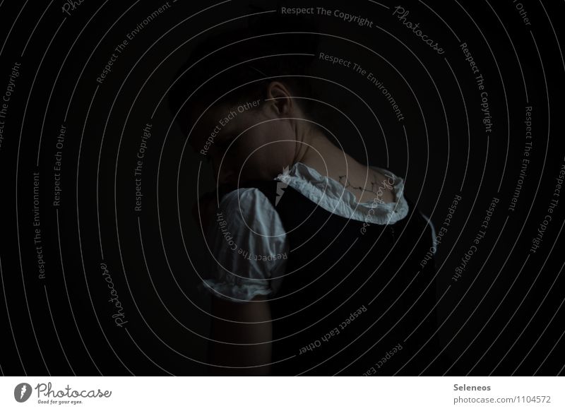 * Mensch feminin Frau Erwachsene Rücken 1 Stern Traurigkeit dunkel Gefühle Stimmung Angst Farbfoto Gedeckte Farben Innenaufnahme Licht Schatten Kontrast