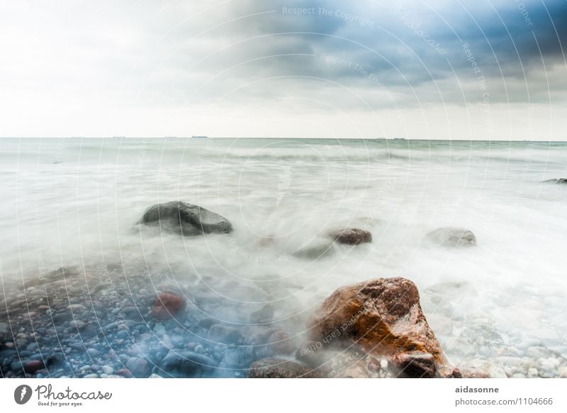 Ostsee Wasser Wolken Horizont schlechtes Wetter Sturm Wellen außergewöhnlich bedrohlich Kraft Fernweh Einsamkeit Mecklenburg-Vorpommern Stein Felsen Farbfoto