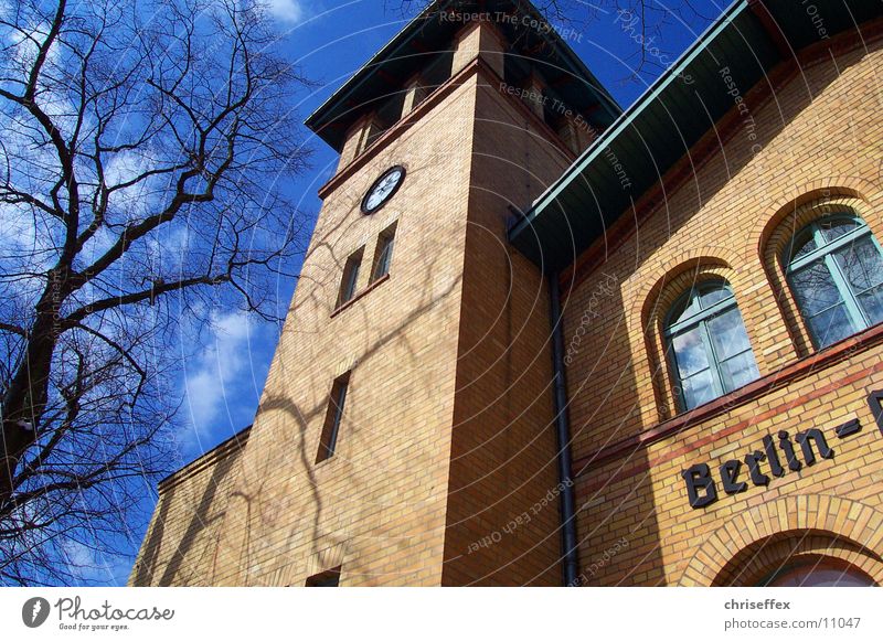 bahn'hof Haus Baum braun Backstein Herbst Architektur Bahnhof Himmel Perspektive Graffiti blau