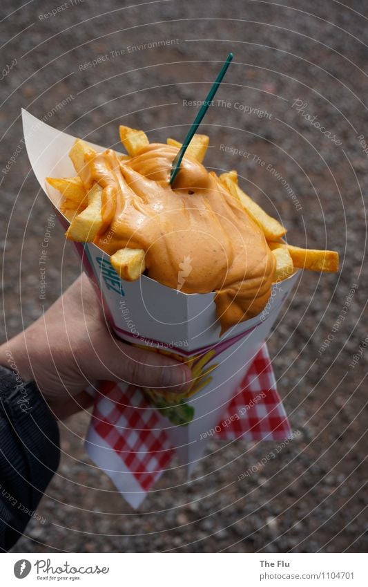 Lecker belgische Pommes mit Sauce Americaine Pommes frites Mayonnaise Ernährung Essen Fastfood Fingerfood belgische Küche Plastikgabel Frittentüte Übergewicht