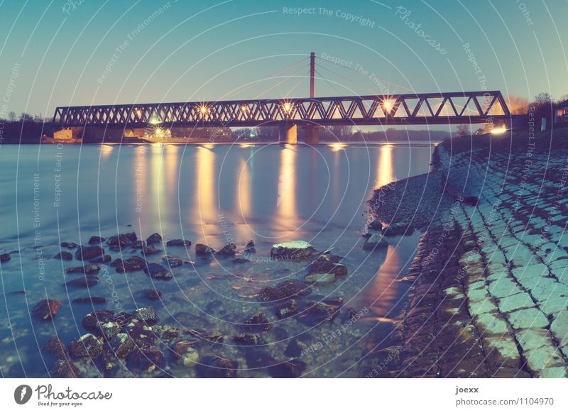 Verbindung Wasser Himmel Flussufer Rhein Brücke eckig hell hoch blau gelb schwarz Ziel Rheinbrücke Farbfoto mehrfarbig Außenaufnahme Abend Dämmerung Kunstlicht