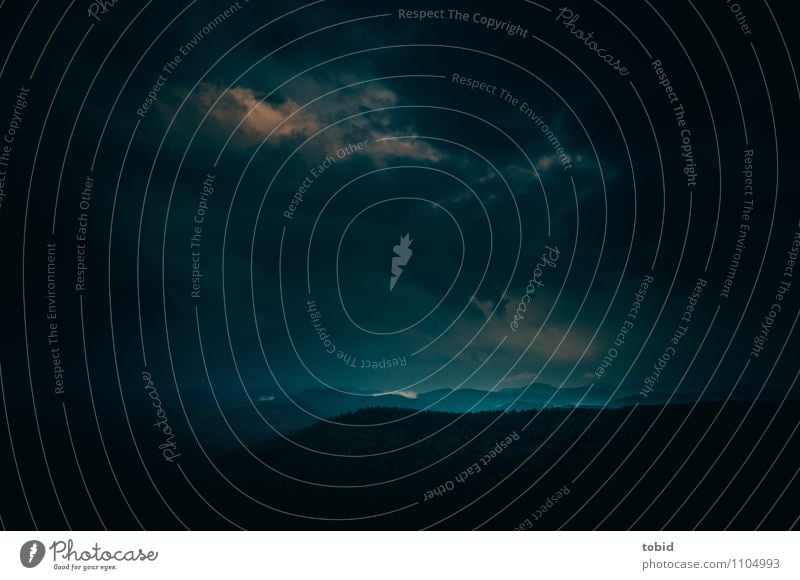 Darkness Natur Landschaft Urelemente Himmel Wolken Gewitterwolken Horizont schlechtes Wetter Wind Sturm Wald Hügel Berge u. Gebirge bedrohlich dunkel Ferne