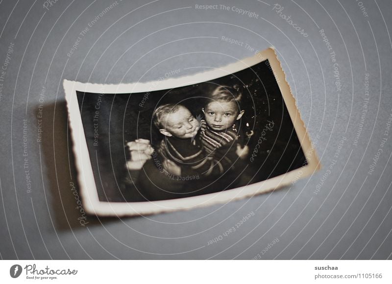 brothers Fotografie Fotoalbum alt Kindheit Kindheitserinnerung Erinnerung Vergangenheit analog Hintergrund neutral Geschwister Bruder Junge Umarmen Textfreiraum