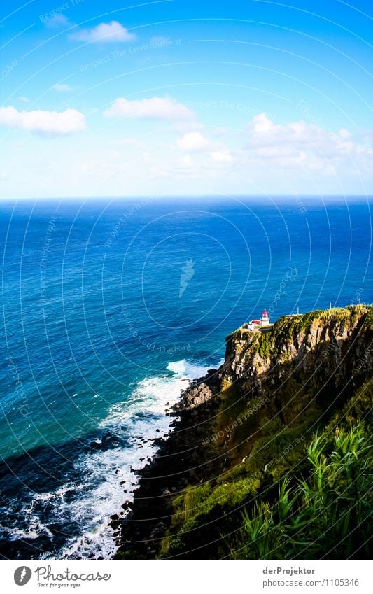 Kleiner Leuchtturm für viel Meer Ferien & Urlaub & Reisen Tourismus Umwelt Natur Landschaft Pflanze Sommer Schönes Wetter Hügel Felsen Wellen Küste Strand Insel