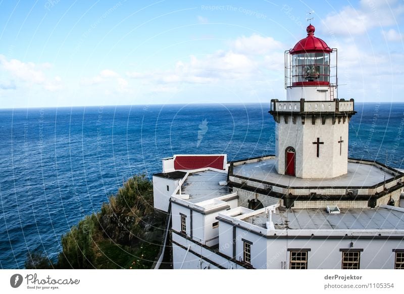 Leuchtturm genau auf Kante Ferien & Urlaub & Reisen Tourismus Ferne Freiheit Berge u. Gebirge Umwelt Natur Landschaft Pflanze Sommer Schönes Wetter Hügel Felsen