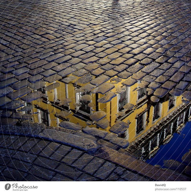 Reflexion auf der Straße Pfütze Reflexion & Spiegelung Haus Fassade Stadthaus Bordsteinkante gelb grau Riga Lettland Verkehrswege Pfützenbild Kopfsteinpflaster