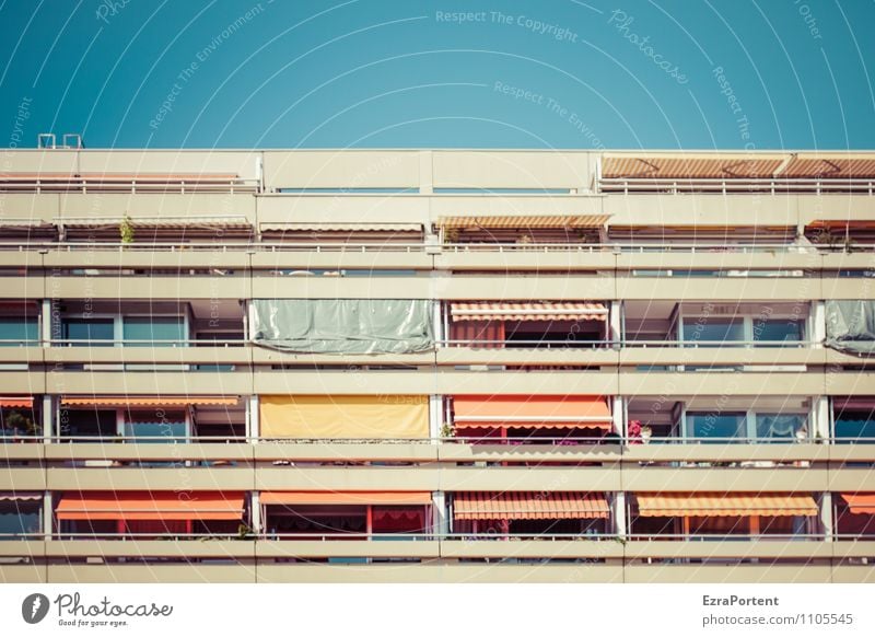 Balkonien Umwelt Himmel Frühling Sommer Haus Bauwerk Gebäude Architektur Fassade Fenster Linie Streifen ästhetisch außergewöhnlich trendy retro Stadt blau