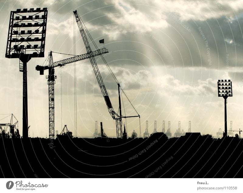 St. Pauli Stadion Wolken Stadt Haus Kirchturm Sonnenstrahlen grau Fußballstadion Hafen Hamburg Ballsport Krähne Himmel