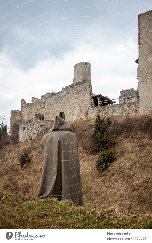 Aus der Zeit gefallen | Ankunft Mensch androgyn Natur Landschaft Gras Wiese Burg oder Schloss Ruine Bauwerk Architektur Sehenswürdigkeit Wahrzeichen Mantel