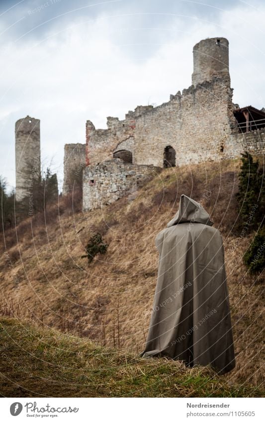 Mönch Sinnesorgane ruhig Mensch 1 Kultur Wolken Gras Hügel Burg oder Schloss Ruine Architektur Sehenswürdigkeit Wahrzeichen Denkmal Mantel beobachten Denken