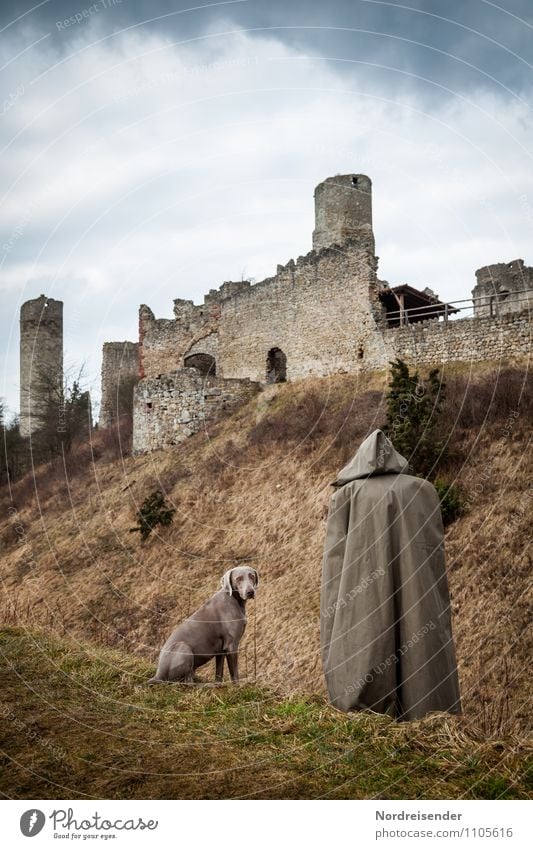 Ankommen Mensch 1 Landschaft schlechtes Wetter Gras Architektur Sehenswürdigkeit Wege & Pfade Mantel Tier Hund Kommunizieren wandern außergewöhnlich Einigkeit