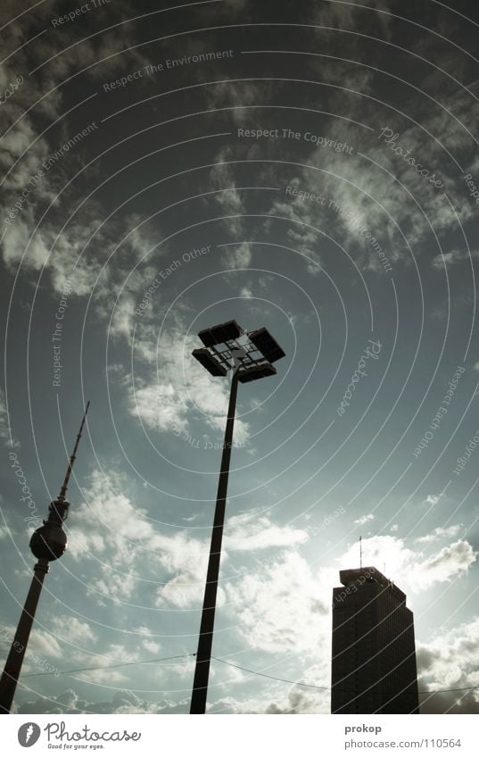 Verhältnismäßigkeiten Funkturm Alexanderplatz Wolken Ferne groß Kunst Attraktion Hochhaus Laterne blenden dunkel Wahrzeichen Denkmal Berlin Himmel alex hoch