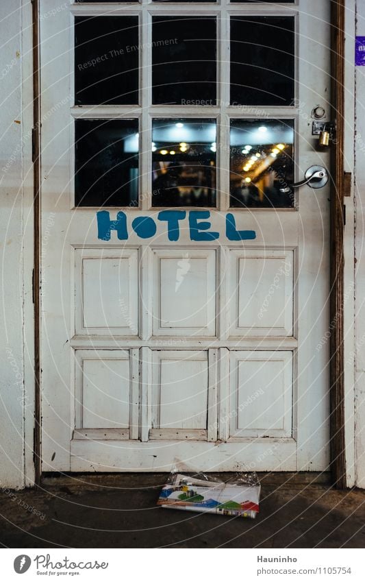 Hotel Ferien & Urlaub & Reisen Tourismus Abenteuer Ferne Thailand Dorf Haus Tür Griff Holztür Vorhängeschloss Türschloss Glastür Post Zeichen Schriftzeichen