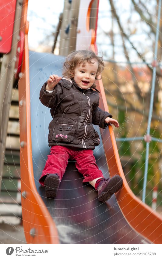 Kind auf einer Rutsche Freude Spielen Mädchen 1 Mensch 1-3 Jahre Kleinkind Spielplatz lachen lustig Geschwindigkeit 2-3 Aktion bewegung kindheit rutschen