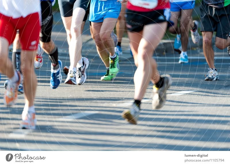 Marathonläufer Fitness Sport-Training Leichtathletik Sportler Sportveranstaltung Joggen Mann Erwachsene Beine Menschengruppe Straße Strümpfe Turnschuh rennen