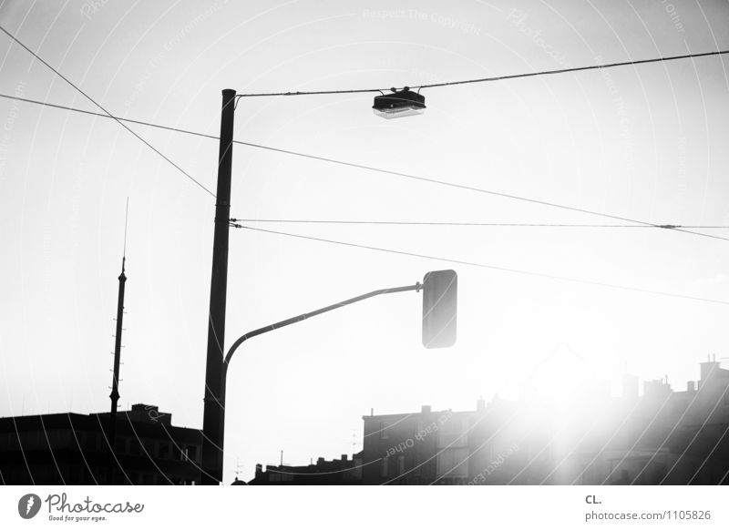 ampel Wolkenloser Himmel Sonne Sonnenlicht Schönes Wetter Stadt Menschenleer Haus Verkehr Verkehrswege Straßenverkehr Wege & Pfade Ampel Kabel hell Energie