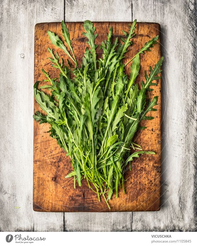 Rucola auf altem Schneidebrett Lebensmittel Salat Salatbeilage Kräuter & Gewürze Ernährung Festessen Bioprodukte Vegetarische Ernährung Diät Stil Design