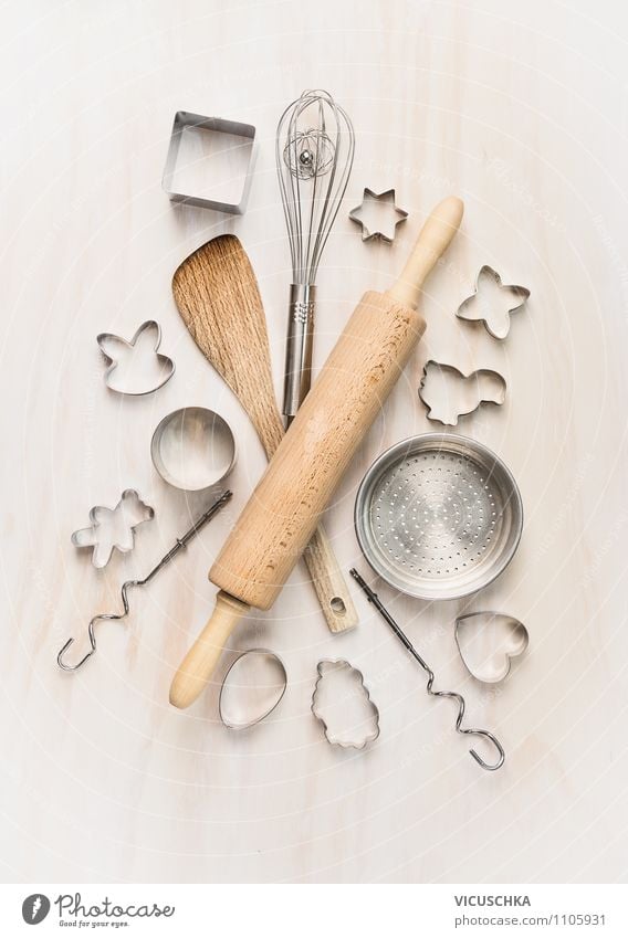 Backen Geräte auf weißem Holztisch Ernährung Geschirr Stil Design Freizeit & Hobby Wohnung Tisch Küche Composing Strukturen & Formen Nudelholz Löffel