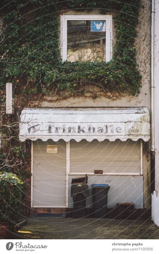 Geschlossene Gesellschaft Düsseldorf Stadt Stadtrand Menschenleer Mauer Wand Fassade Fenster alt Verfall Vergangenheit Kiosk Müllbehälter Frieden geschlossen