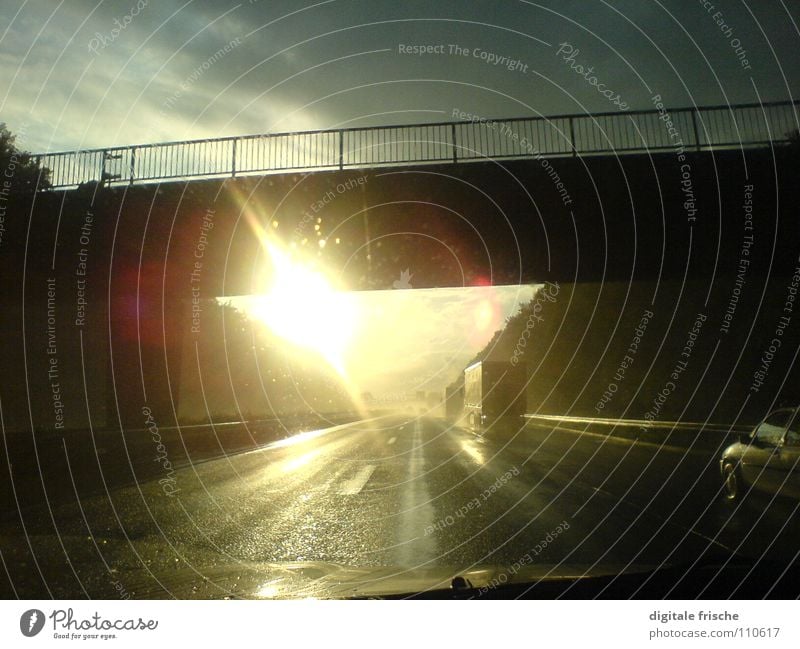 Blende 100 km/h Autobahn Geschwindigkeit Lastwagen Gegenlicht Himmel Brücke Sonne Regen Straße