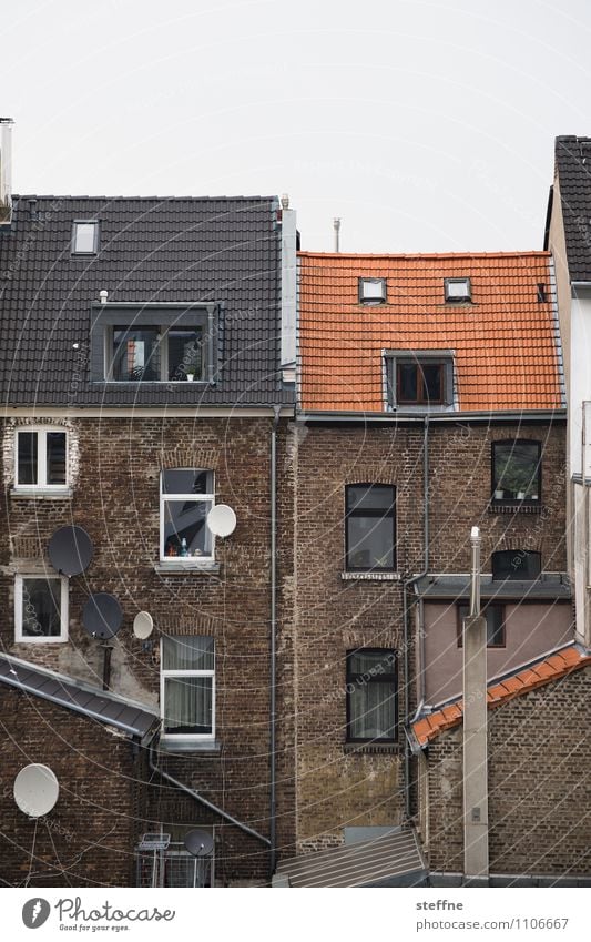 Around the World in Germany: Köln Haus Mauer Wand Stadt Satellitenantenne Fernsehen schauen trist Arbeiter Arbeiterviertel Köln-Ehrenfeld Außenaufnahme