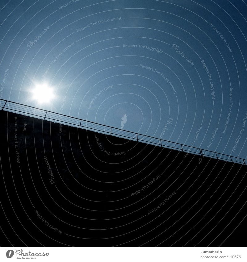 Lichtblick glänzend Randerscheinung Mauer Wand Ecke massiv schwer stark dunkel Festung Grenze gefangen Strukturen & Formen Trauer Sonnenaufgang Hoffnung