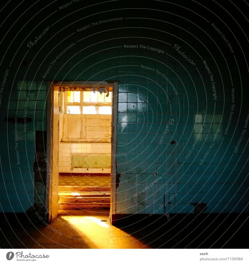 auf der anderen Seite Wohnung Haus Renovieren Innenarchitektur Raum Ruine Gebäude Wand Fenster Tür Beleuchtung leuchten Lampe Häusliches Leben dunkel blau gold