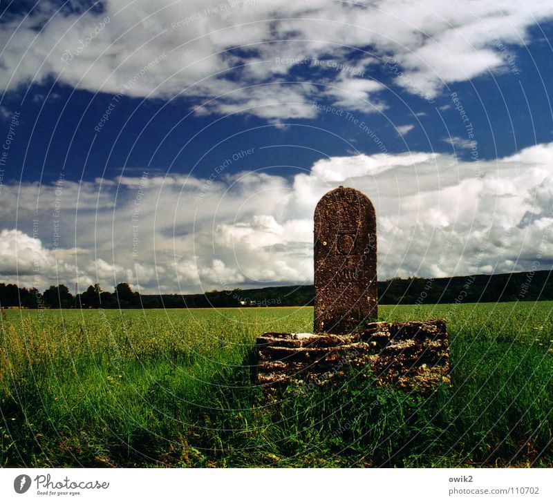 Royale Wegmarke Umwelt Natur Landschaft Pflanze Himmel Wolken Horizont Klima Schönes Wetter Gras Wiese Wahrzeichen Denkmal Verkehr Stein Zeichen