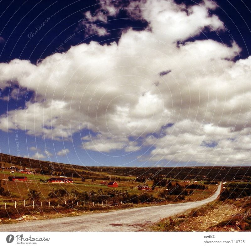 Hütten, Himmel, Horizont Ferne Freiheit Umwelt Natur Landschaft Wolken Klima Schönes Wetter Verkehr Verkehrswege Straße fahren Unendlichkeit Idylle Abblendlicht