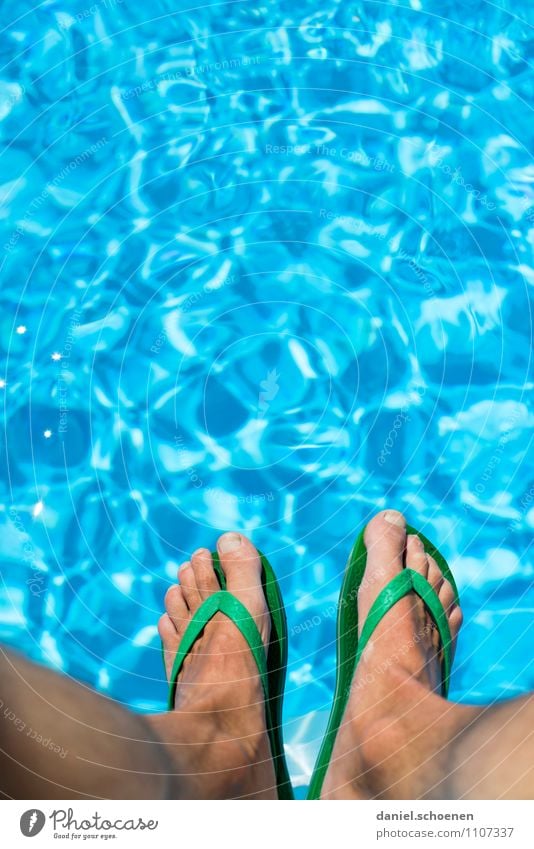 Ipanema-Schlappen Reichtum Freude Schwimmen & Baden Ferien & Urlaub & Reisen Sommer Sommerurlaub Sonnenbad Schwimmbad Mensch maskulin Fuß 1 Wasser nass blau