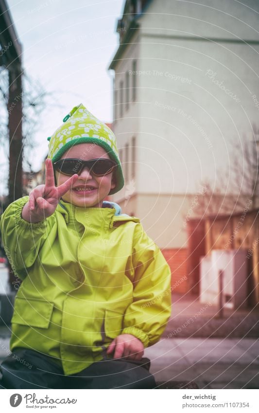 V Spielen maskulin Kind Junge Kindheit Hand Finger 1 Mensch 3-8 Jahre Frühling Deutschland Europa Stadt Stadtzentrum Haus Spielplatz Sonnenbrille Regenjacke