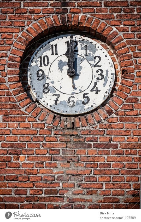 Mittag! Altstadt Kirche Ruine Turm Gebäude Mauer Wand Fassade Denkmal Backstein Zeichen Ziffern & Zahlen Senior Endzeitstimmung Kontrolle Kultur Nostalgie