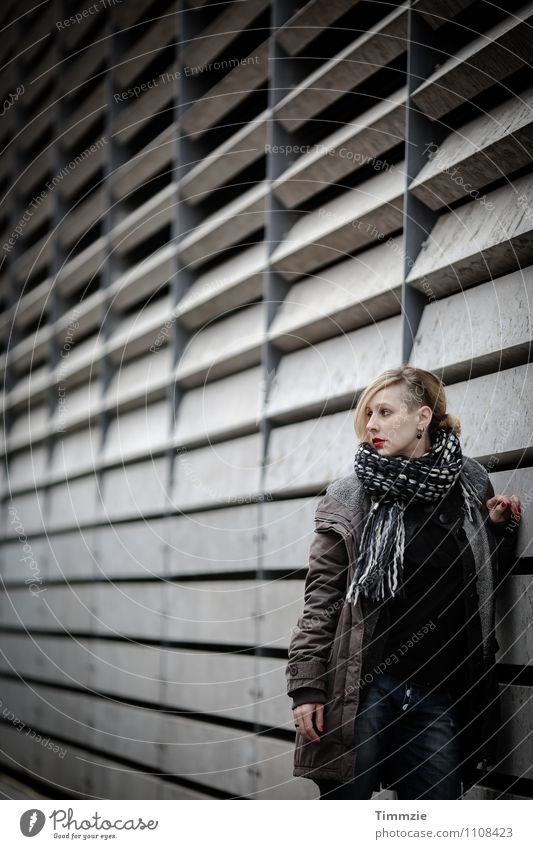 the wall schön Gesicht Lippenstift Junge Frau Jugendliche Industrieanlage Schal blond langhaarig Erotik trist feminin grau kalt Stadtleben Gedeckte Farben