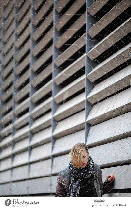 few shades of grey Lippenstift Junge Frau Jugendliche 1 Mensch Industrieanlage Architektur Mauer Wand Fassade Beton ästhetisch Erotik feminin grau Perspektive