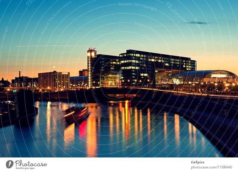 Berlin Hauptbahnhof Fluss Stadt Skyline Bahnhof Architektur Wasserfahrzeug Eisenbahn Stahl Pünktlichkeit hauptbahnhof Station main station mitte landmark river