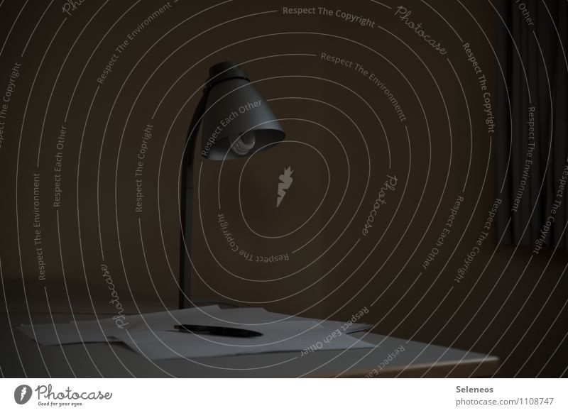 heute nicht lernen Arbeit & Erwerbstätigkeit Büroarbeit Arbeitsplatz Erneuerbare Energie Schreibwaren Papier Zettel Schreibstift sparen dunkel Lampe