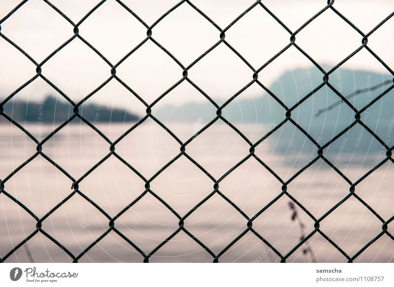 Hinter Gittern Ausflug Abenteuer Sommer Sommerurlaub Umwelt Natur Landschaft Wasser Frühling Schönes Wetter Seeufer Schwimmen & Baden eckig Zaun