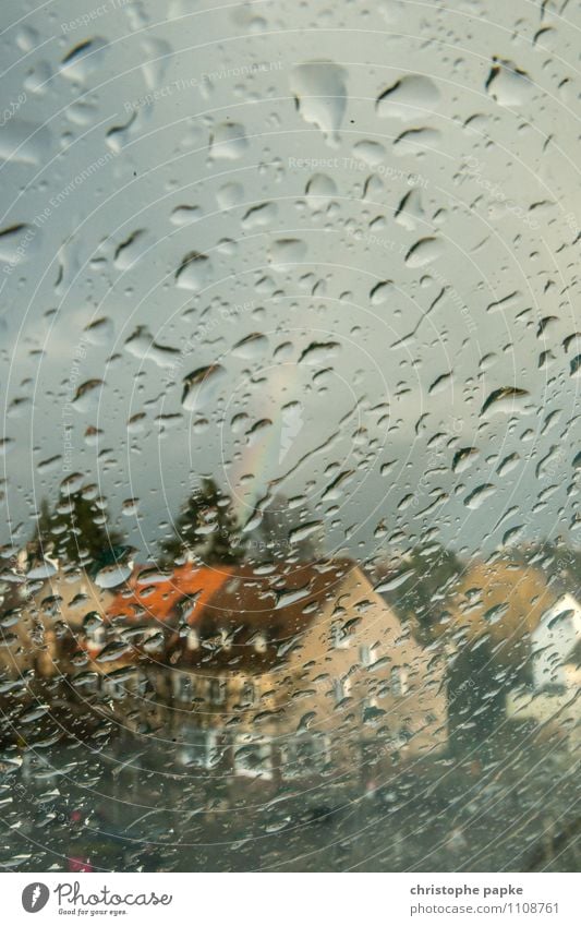 it's a rainy day schlechtes Wetter Unwetter Regen Düsseldorf Stadt Haus Fenster nass Regenbogen Wassertropfen Fensterscheibe Farbfoto Gedeckte Farben