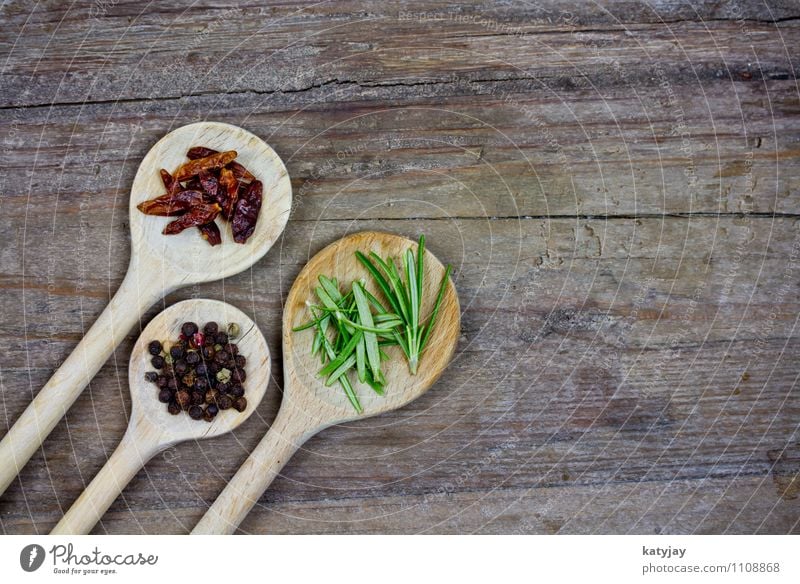 Gewürze Pfeffer Pfefferkörner Kräuter & Gewürze Rosmarin kochen & garen Küche Zutaten Kochlöffel Chili getrocknet Küchenkräuter Muskat Nuss Tisch Holztisch nah