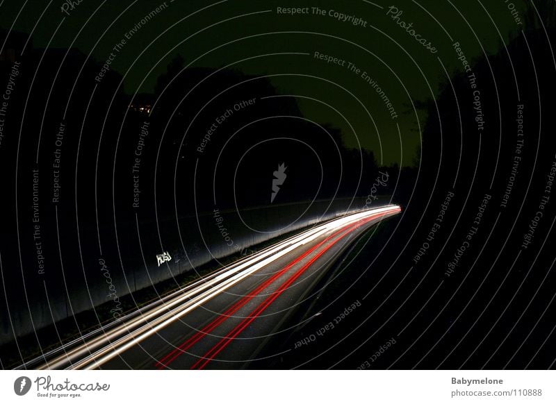 Auf der Überholspur Schnellstraße Autobahn Geschwindigkeit überholen Nacht dunkel Langzeitbelichtung Verkehr Straße Rücklicht Licht Verkehrsmittel Verkehrswege