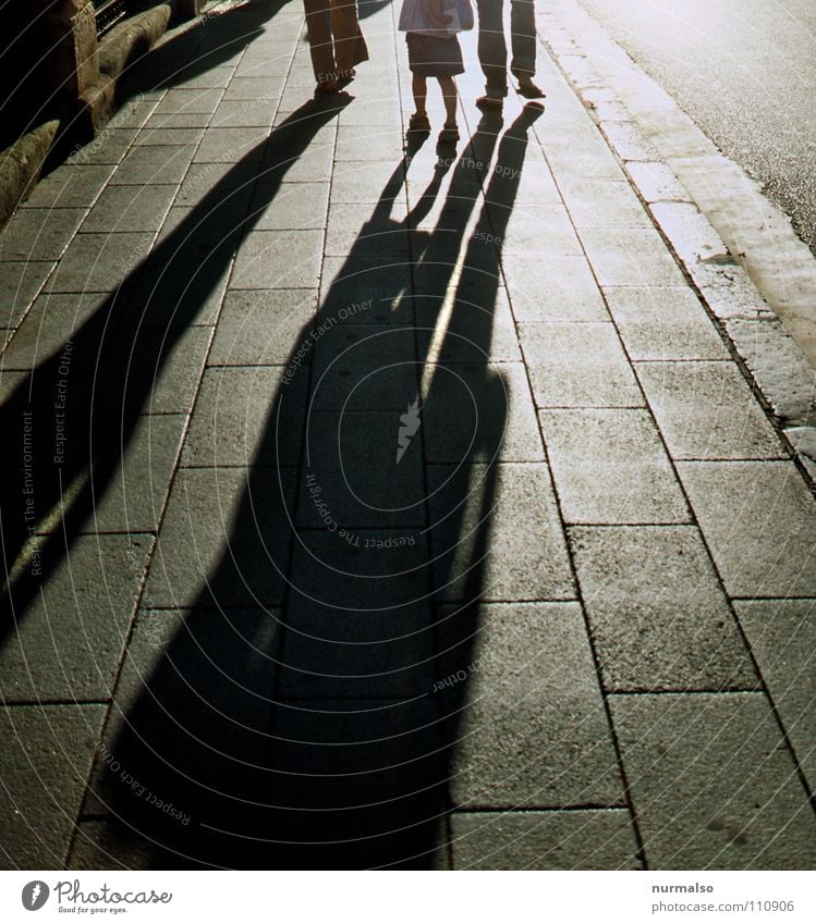 Hinterher Schattenspiel Gegenlicht Bürgersteig Familie & Verwandtschaft Schuhe vorwärts Bordsteinkante Sonnenlicht Morgen Hand in Hand verfolgen Verkehrswege