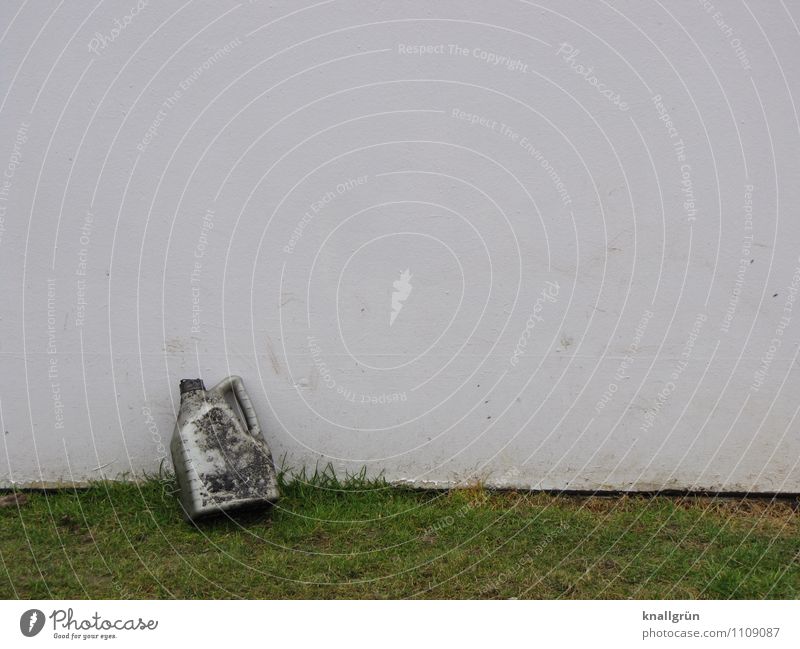 Ölwechsel...erledigt! Umwelt Erde Gras Wiese Rasen Mauer Wand Fassade Ölkanister dreckig Stadt grün silber weiß Umweltverschmutzung Umweltschutz anlehnen