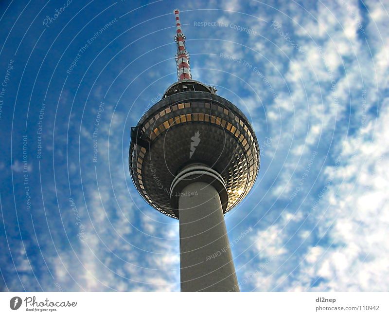 Der Sender Alexanderplatz Fernsehen Funktechnik Wahrzeichen Denkmal Fensehturm Broadcast Turm Berlin Radio Himmel