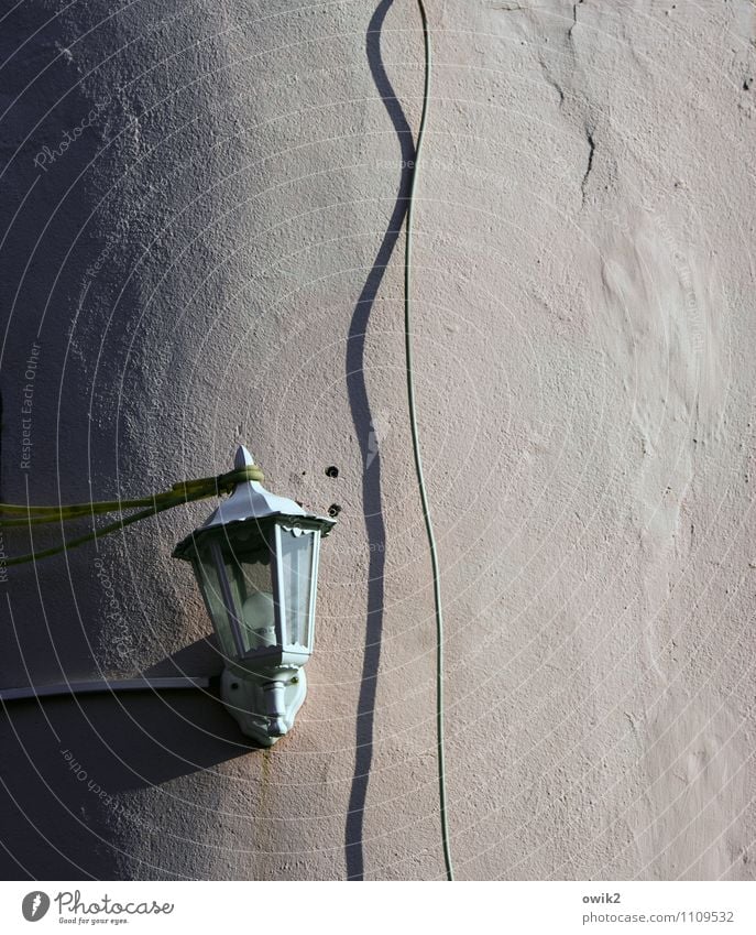 Heimleuchte Mauer Wand hängen alt einfach Laterne Kabel Schatten rau Hintergrundbild Neigung malerisch verputzt Farbfoto Gedeckte Farben Außenaufnahme