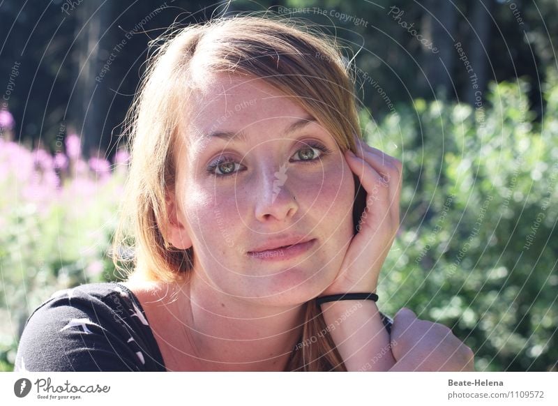 So kann es gerne bleiben! schön Ausflug Sommer Junge Frau Jugendliche Kopf Natur Pflanze Blume T-Shirt blond Scheitel atmen genießen Blick warten Freundlichkeit