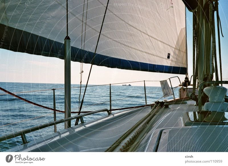 flautismus ruhig flach Segelboot Cruiser Segeln Zeit weiß Meer Fett Erholung Gelassenheit Brise analog Wassersport Sommer Windstille Schönes Wetter blau ölig