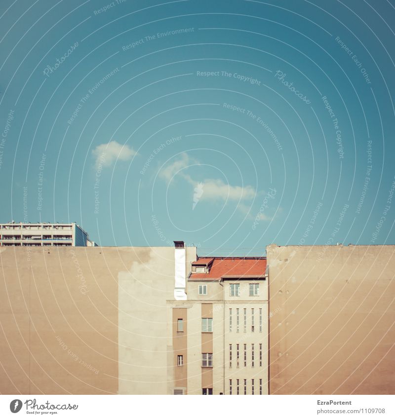 exponiert Himmel Wolken Sommer Schönes Wetter Stadt Haus Bauwerk Gebäude Architektur Mauer Wand Fassade Fenster Dach Stein Beton Linie alt trashig blau